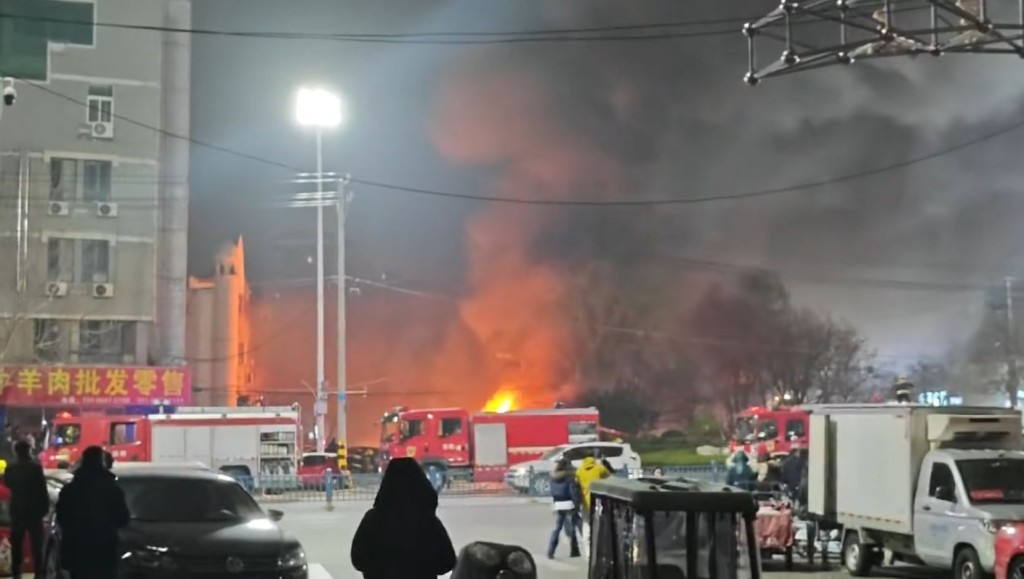 爆炸波及範圍極大，火球濃煙沖天如戰區。