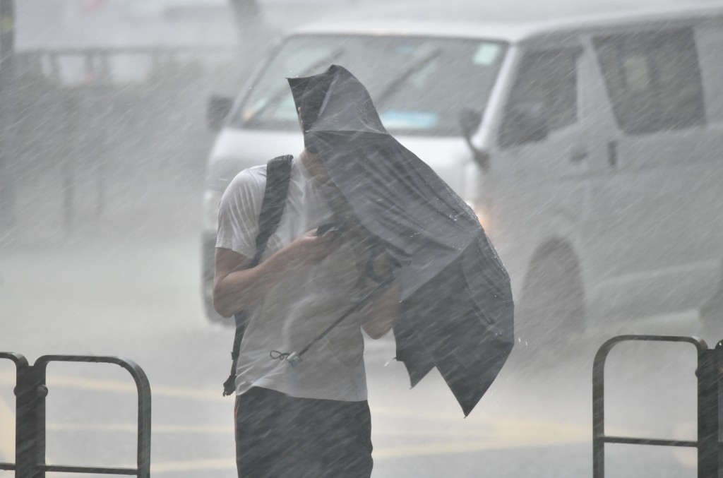 天文台指本港今早部分地區錄得超過10毫米雨量。資料圖片