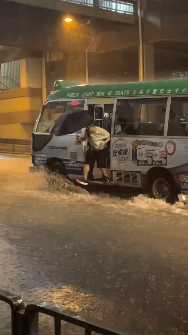 另外,有網民拍到小巴被迫在激流中停車 另外,有網民拍到小巴被迫在激流中停車