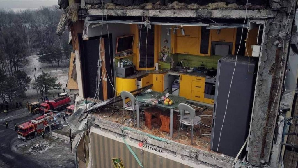 第聶伯羅住宅大廈一個住宅單位外牆被炸毀，整個廚房也外露。網圖