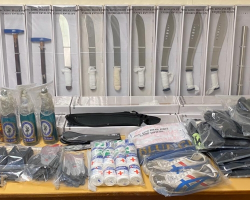 警方檢獲的武器及毒品。 警方提供