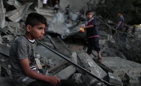 战火下的巴勒斯坦儿童。