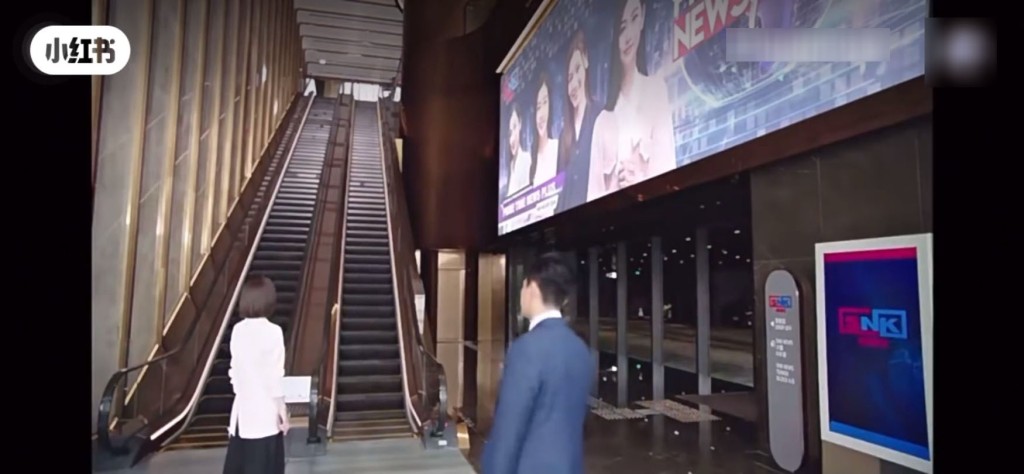 片中可見，黃宗澤飾演的角色「古肇華」在SNK門前下車。