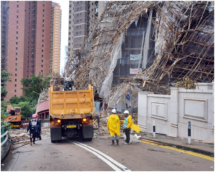 泥頭車協助清理散落地面的竹枝。