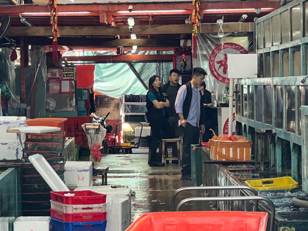警方巡查香港仔魚市場。許兆峰攝