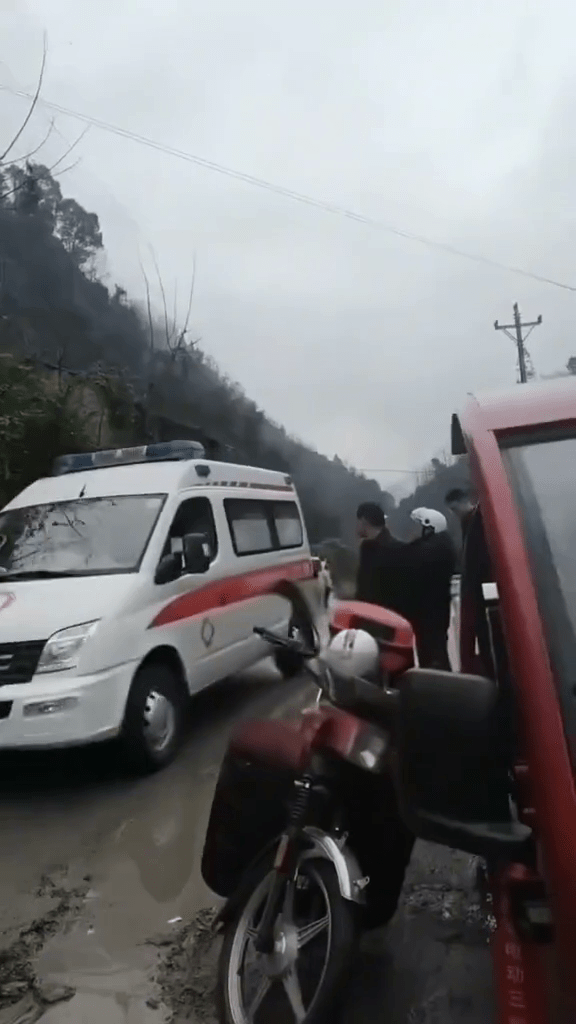 四川宜賓筠連縣突發山泥傾瀉，救護車到場。 微博