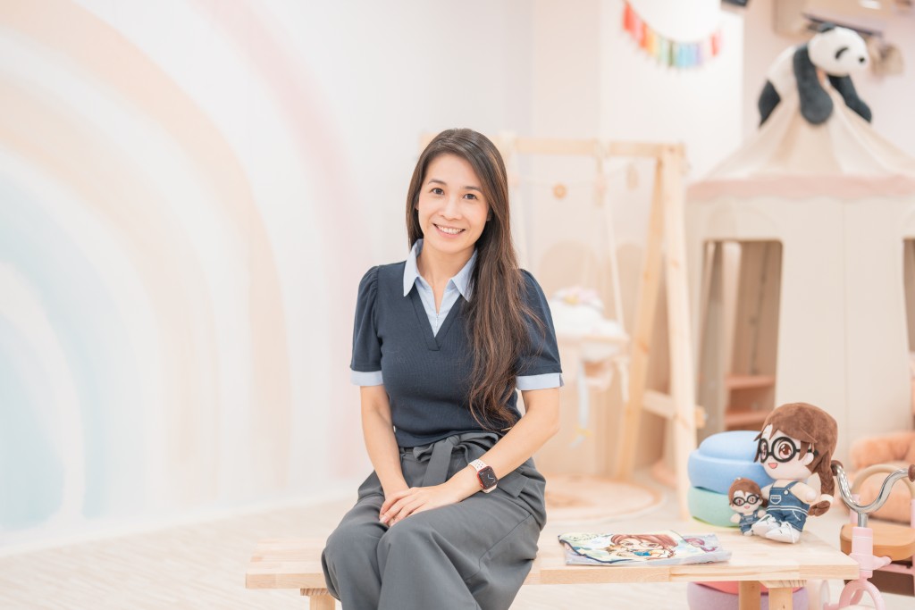 换上素色装束、除下眼镜、拆开辫子,Kala EE摇身一变成为林姑娘,仿佛判若两人。(图片来源:《亲子王》) 换上素色装束、除下眼镜、拆开辫子,Kala EE摇身一变成为林姑娘,仿佛判若两人。(图片来源:《亲子王》)