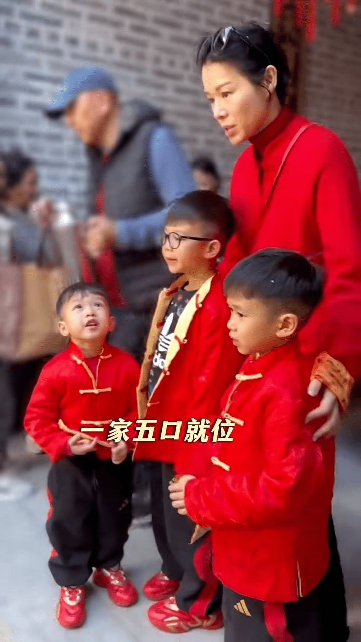 近日胡杏兒在小紅書貼片分享一家人回祖村祭祖。