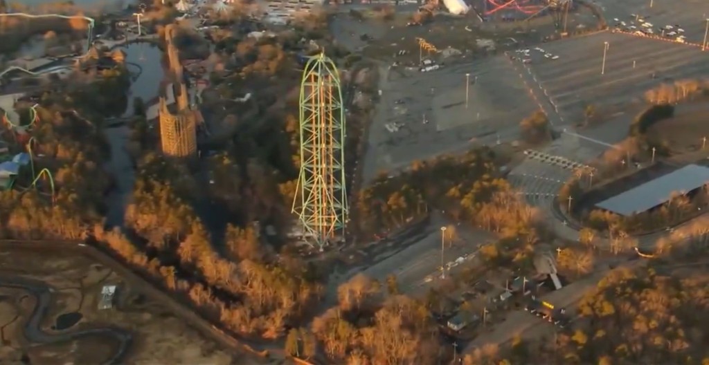 「Kingda Ka」倒塌前最後一刻。 x