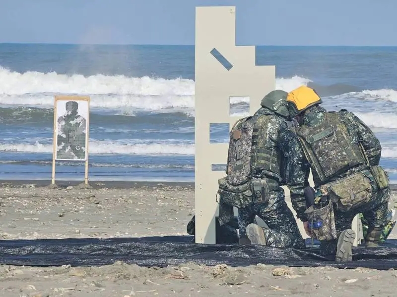 父子登陸的沙灘是台軍常進行反登陸作戰的「紅色沙灘」。 父子登陸的沙灘是台軍常進行反登陸作戰的「紅色沙灘」。