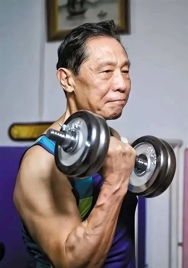 钟南山认为力量训练是抗衰老关键。 人民日报