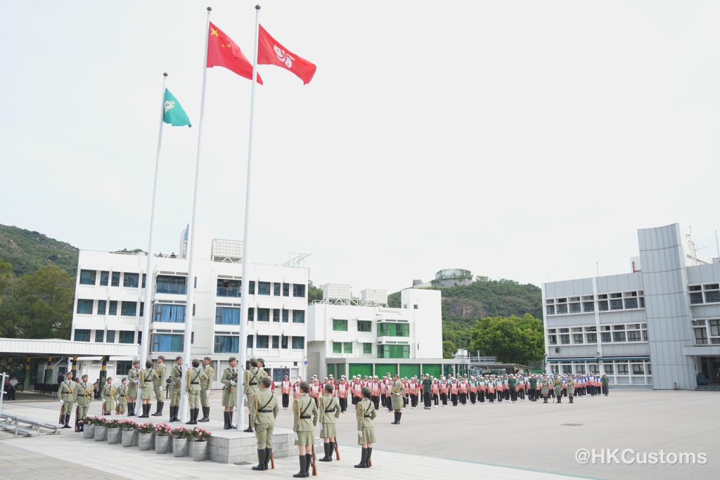 海關青年領袖團步操及護旗專隊首度公開進行升旗表演。海關fb