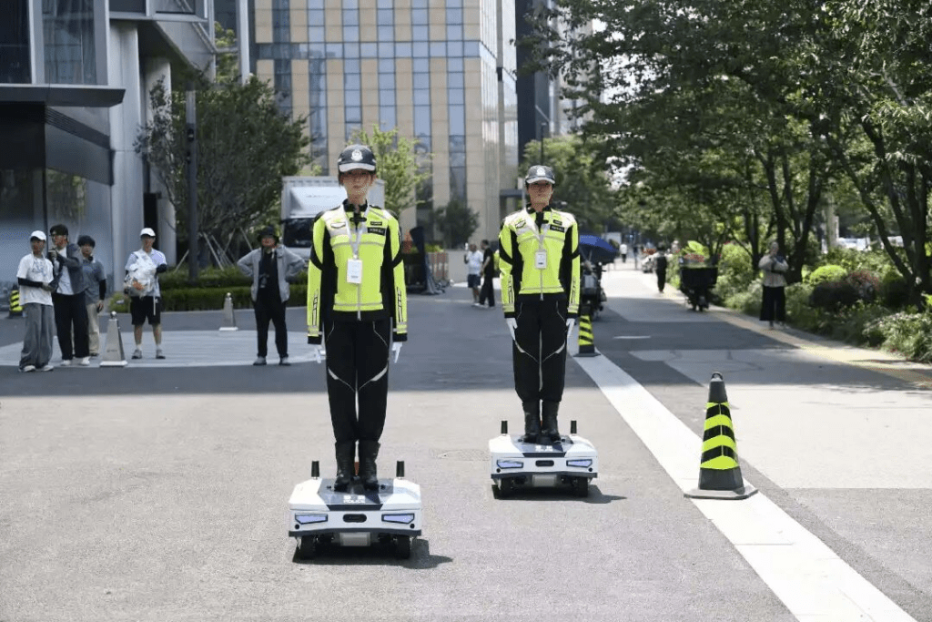 交管机械人在上海街头指挥交通。上海市人民政府 交管机械人在上海街头指挥交通。上海市人民政府