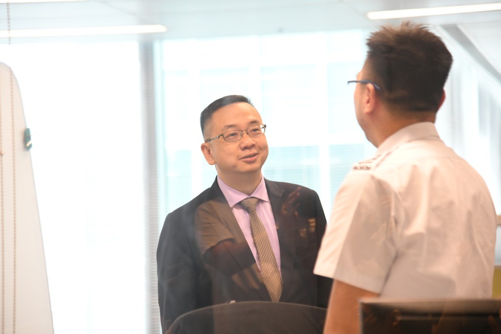 入境事務處處長郭俊峯到新總部現場巡視。何健勇攝