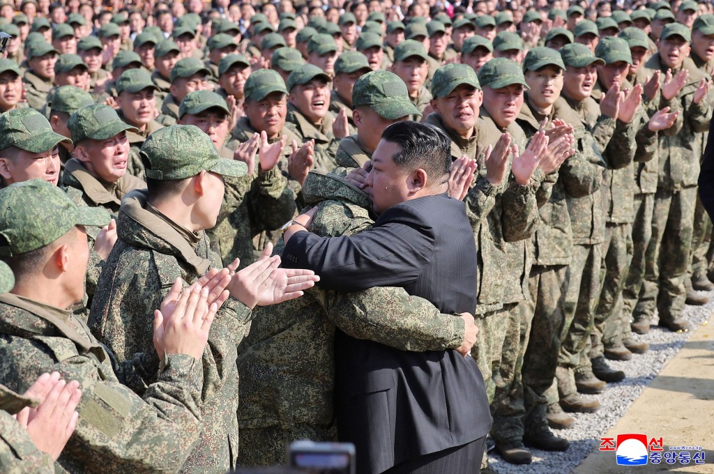 金正恩擁拘援俄官兵。法新社 金正恩擁拘援俄官兵。法新社