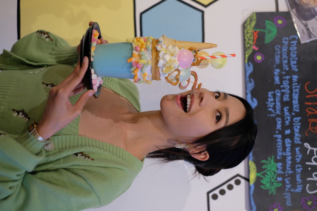這裏四周圍都是獨角獸，蔡思貝吃獨角獸奶昔時整到成個嘴都是泡，超可愛。