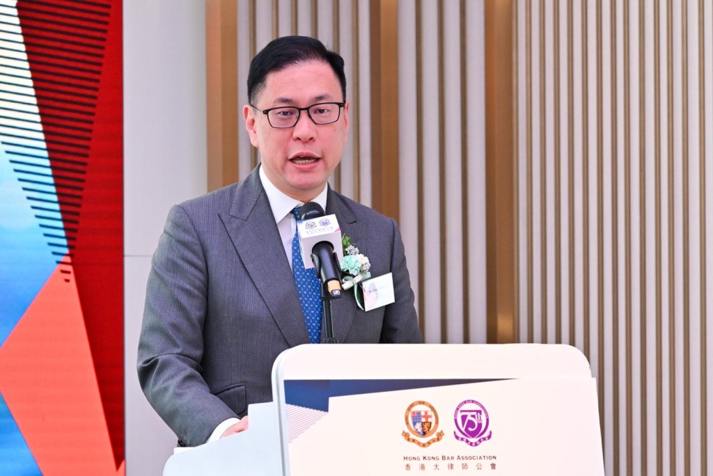 杜淦堃是香港大律師公會的前任主席，並擔任香港高等法院特委法官。