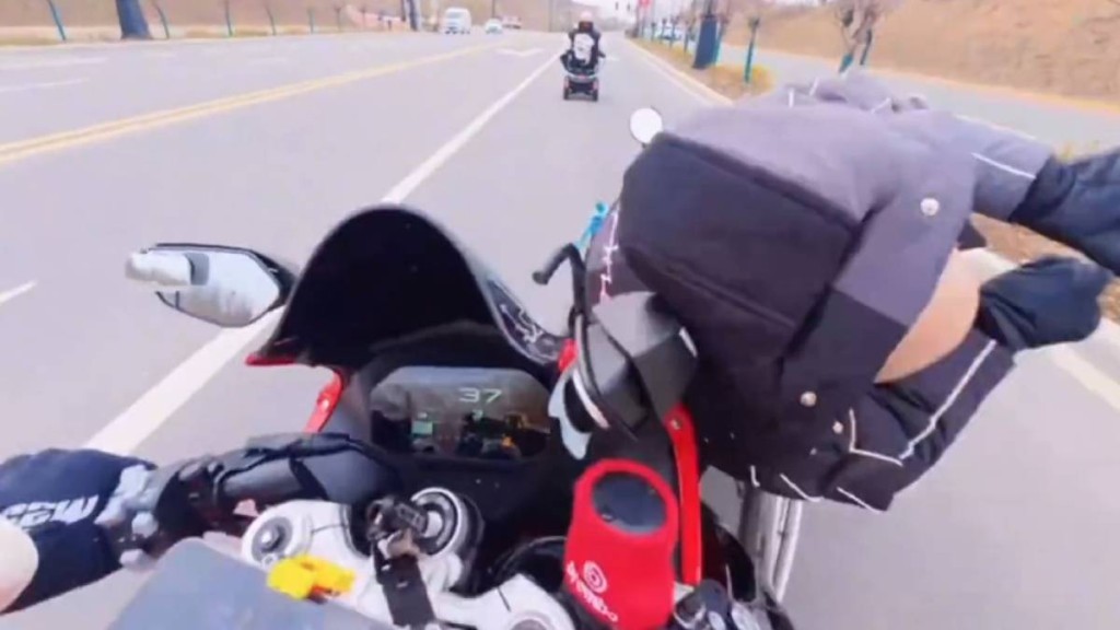 鐵騎士開車時只顧操作手機，直撞電動輪椅。微博＠1024專員