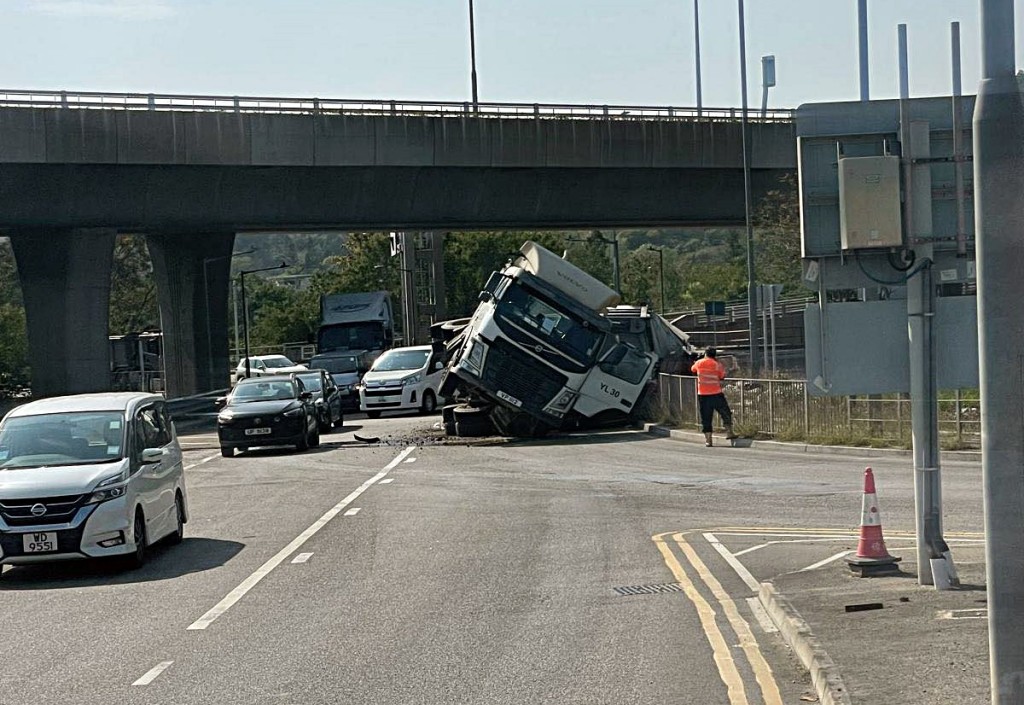 貨車失控翻側。fb：馬路的事 (即時交通資訊台)
