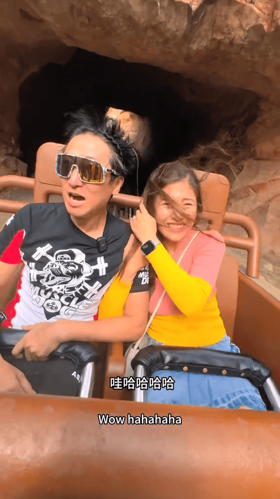 夫妻玩得好開心。 夫妻玩得好開心。