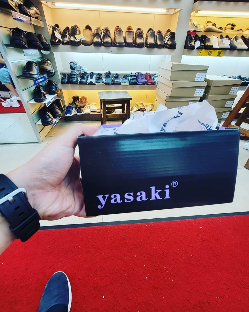 近年兴起Yasaki怀旧风，有巿民买下魔术贴波鞋缅怀一番。(网图)