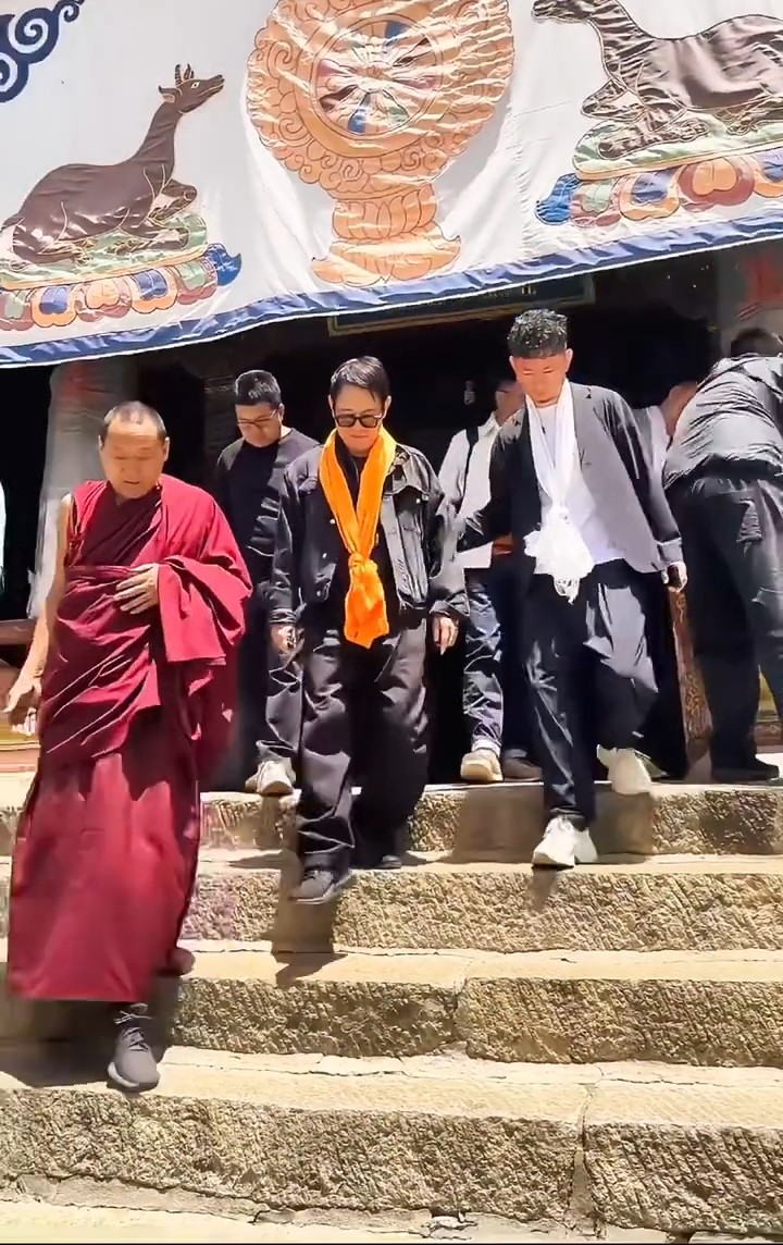昨日（21日）有网民在小红书发布李连杰在西藏拉萨现身。