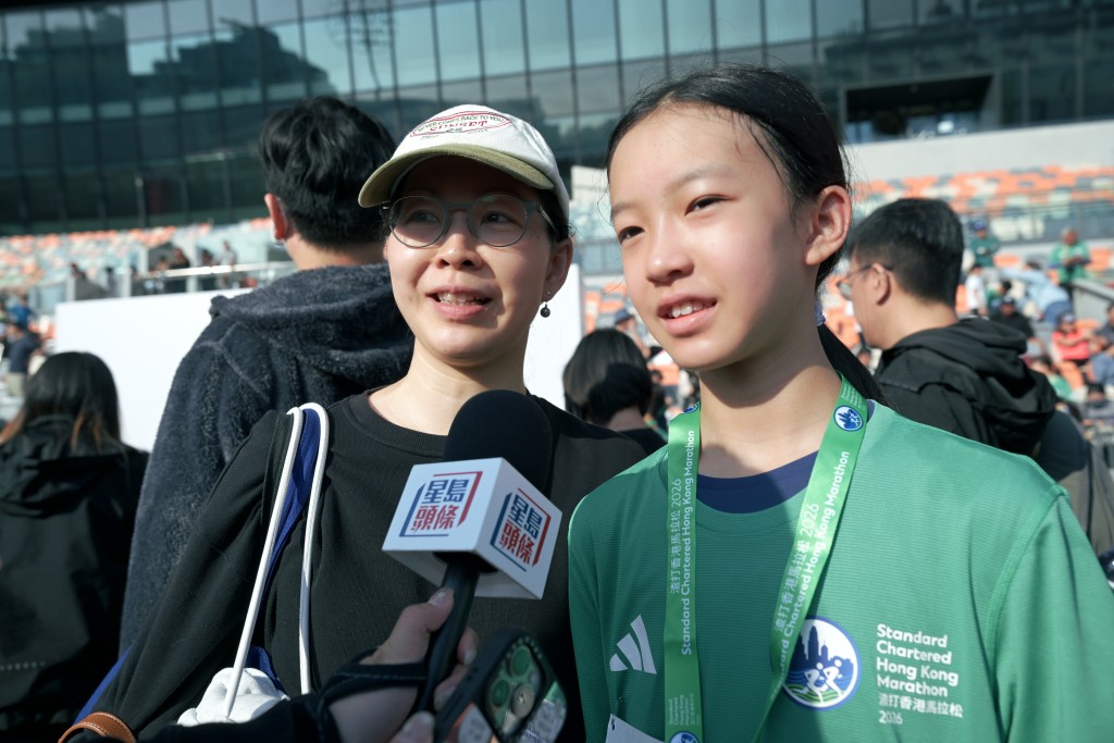 平日喜歡打羽毛球、手球、跑山的11歲何同學。