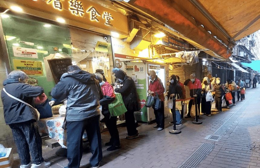 餐廳為有需要市民免費派飯及麵包。