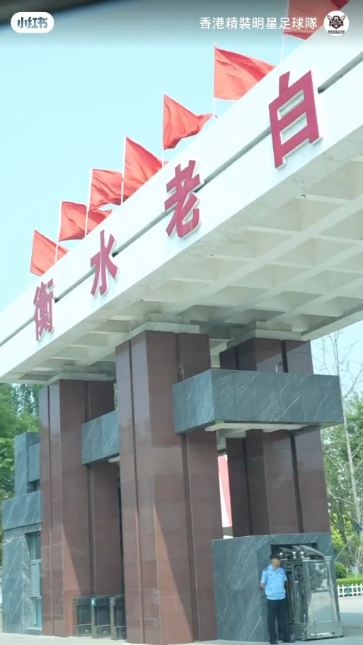 有旅行車接送他們抵達會場。 有旅行車接送他們抵達會場。