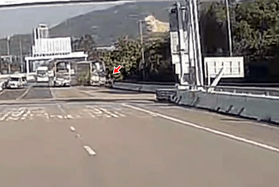 巴士衝向路肩位置的警員。(影片頻道「沿圖有理」提供)