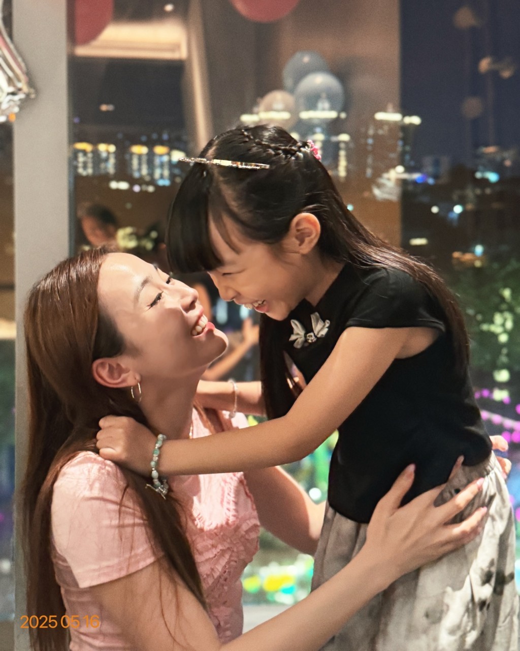 李蘊在IG罕有分享家庭照為女兒慶生。 李蘊在IG罕有分享家庭照為女兒慶生。