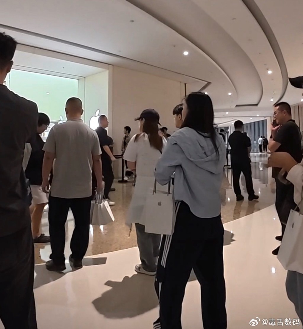 iPhone 17系列開賣，大批民眾到線下門店購買。微博＠毒舌數碼