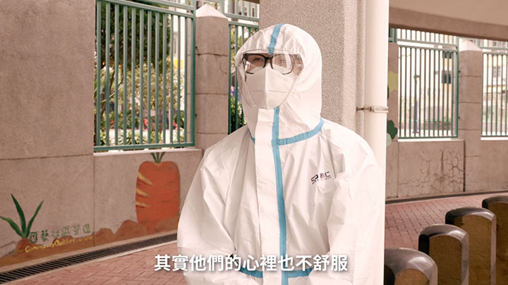 张欣宇日前穿上全套保护衣，上门向确诊居民派发抗疫物资。
