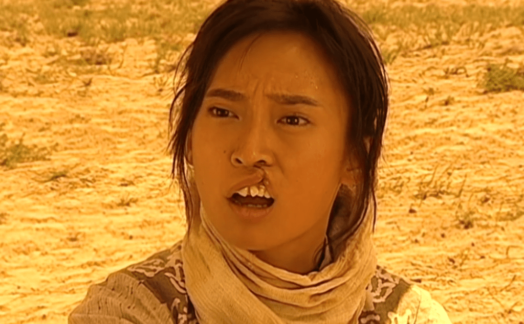 周家怡在TVB重頭劇《火舞黃沙》中飾演兔唇女。