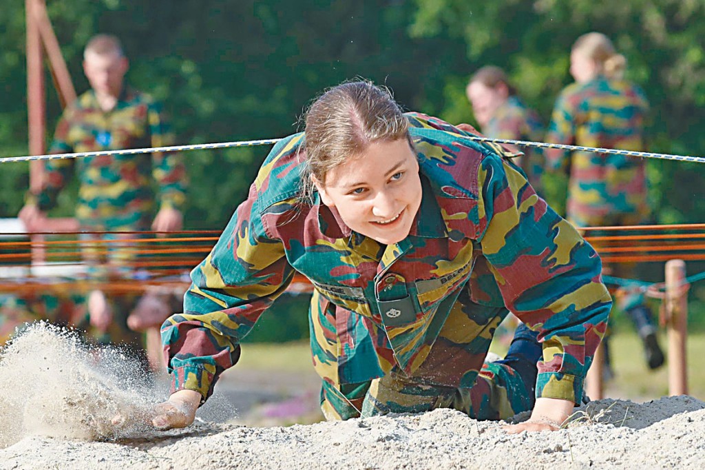 ■伊利莎伯公主接受沙地匍匐前進軍訓。