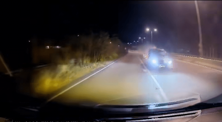 當時「車cam」片主的車輛正沿新田公路向上水方向行駛，當途經文天祥公園附近時，驚見一輛私家車竟在快線逆線迎面衝至。fb@馬路的事 (即時交通資訊台)（下同）