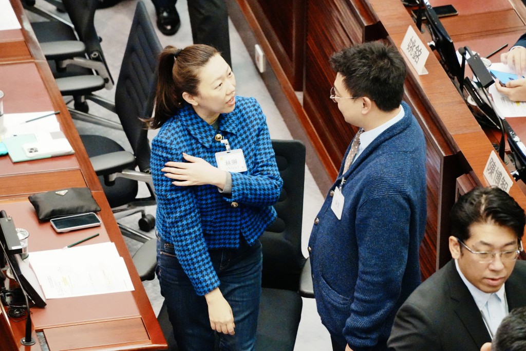 林琳（左）與飲食界梁進交流。