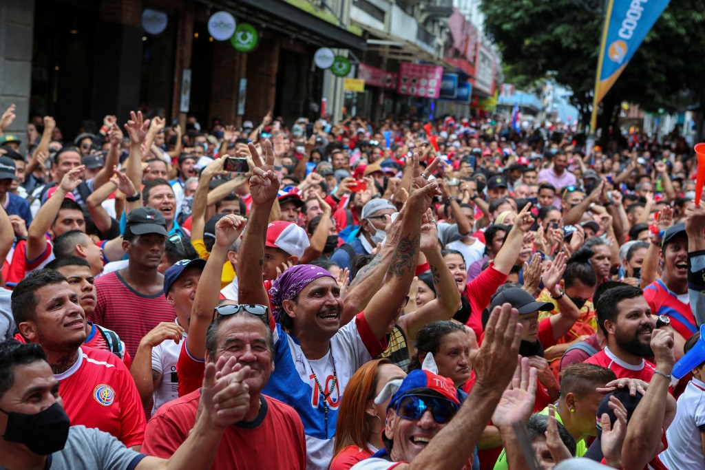 哥斯達黎加舉國關注世盃附，政府特准比賽期間休假，大批球迷在街上觀戰。ReutersReuters