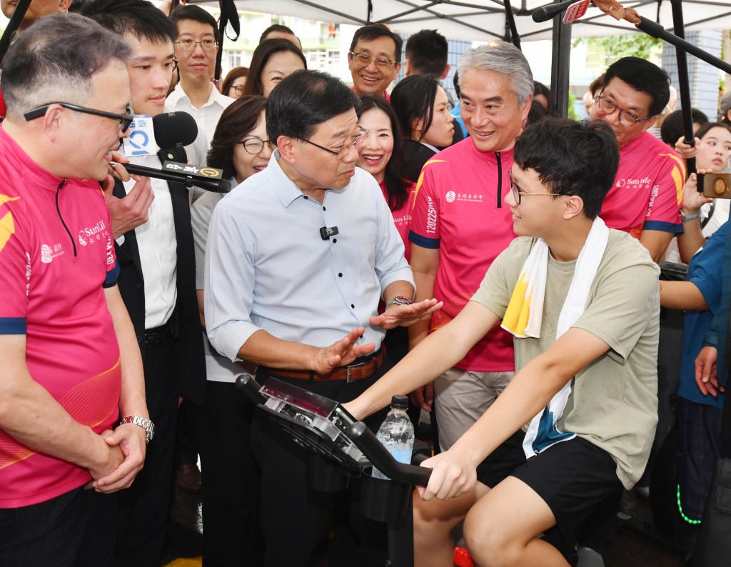 行政長官李家超在邨內視察,與在場參與的少年警訊成員交流,更身體力行與成員們一同踏單車以示支持。 行政長官李家超在邨內視察,與在場參與的少年警訊成員交流,更身體力行與成員們一同踏單車以示支持。