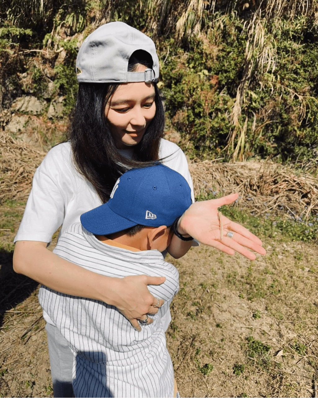台湾女星徐若瑄私下穿搭的休闲造型，也会将棒球帽反转佩戴。（图片来源：徐若瑄Instagram）