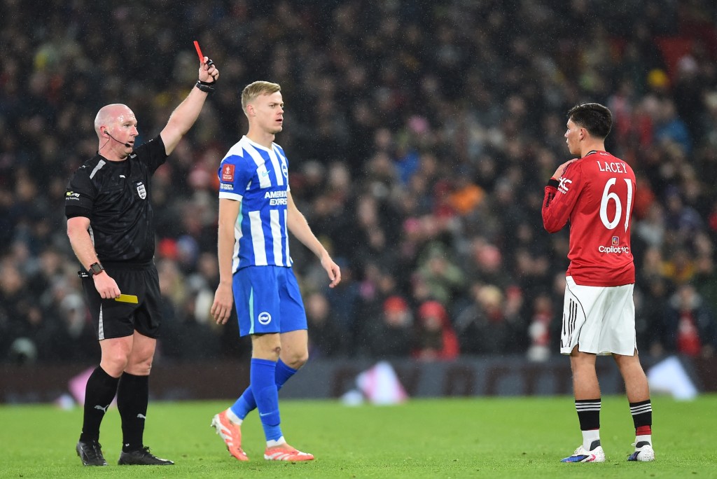 利斯两黄一红被逐，赛后他发文向队友和球迷道歉。法新社