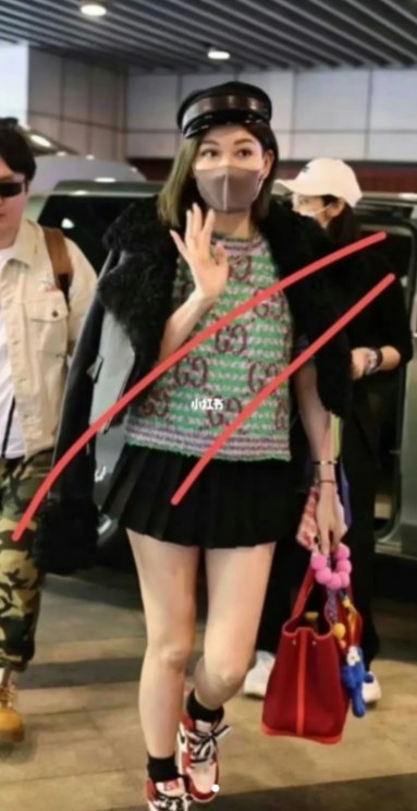 由網民拍到的照片可見，李彩華不論外套、上衣、鞋，甚至手袋全都是名牌，有網民認出她的GUCCI上衣價值萬元，而手上的Hermès袋亦要近2萬元。