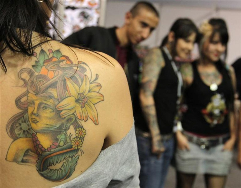 哥倫比亞一女子展示背上紋身。路透社