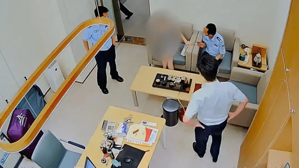 民警和銀行工作人員一起對林女士(化名)進行勸阻。 民警和銀行工作人員一起對林女士(化名)進行勸阻。
