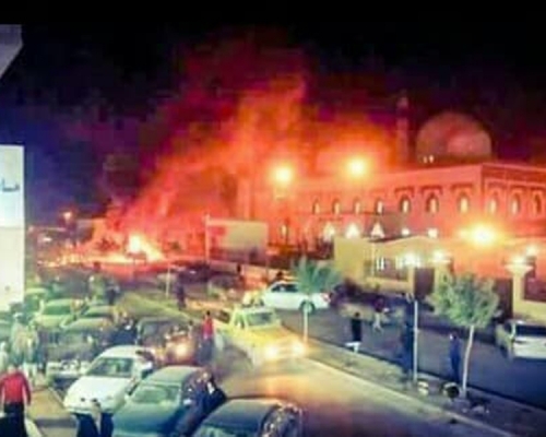 利比亞第二大城市班加西發生連環汽車炸彈襲擊，有市民用手機上載照片至網絡。(網圖)