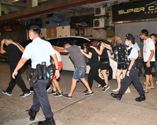 警方於行動中共拘捕50人。