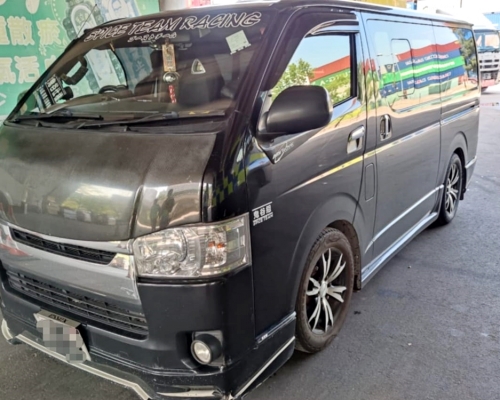 警方拘查其中一輛貨車。警方圖片