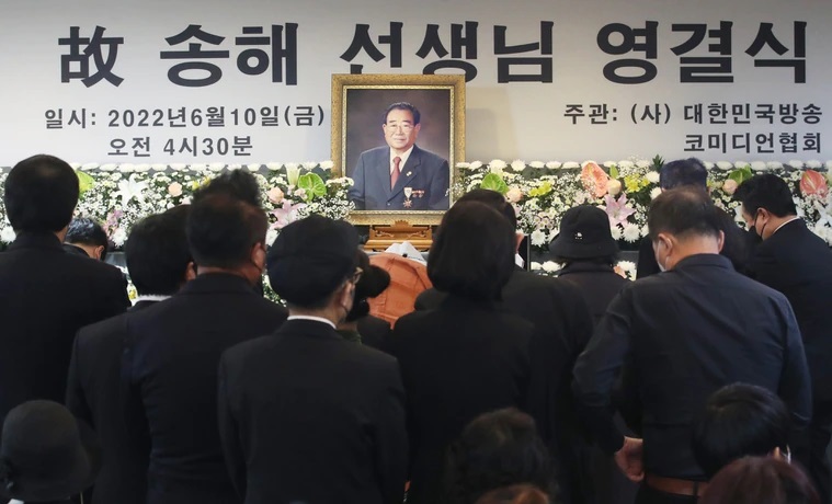 宋海的丧礼以「喜剧人葬」方式进行。