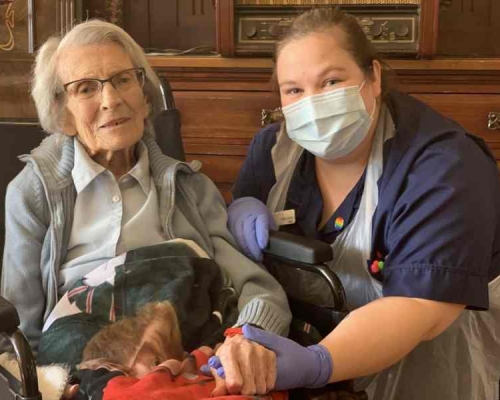 106岁人瑞婆婆康妮战胜病魔痊愈。图片：Sandwell and West Birmingham NHS Trust
