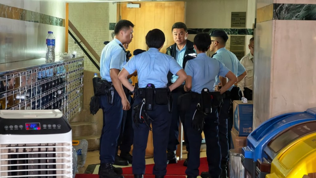 關愛隊及警員上樓協助居民。黃文威攝 關愛隊及警員上樓協助居民。黃文威攝